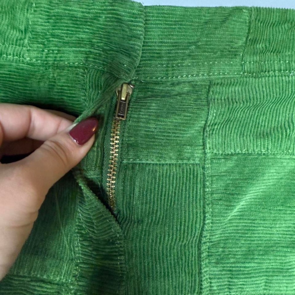 Ann Taylor Loft size 4 four green corduroy mini skirt with a back zipper - Picture 3 of 4